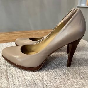 Nine West Platform Pumps - Barely Nude Leather w/ Wood Grain Heel - Size 7